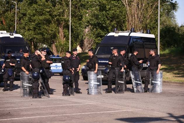 Foto Gianni Santandrea LaPresse 11 Giugno 2023 Reggio Emilia, Italia - calcio - Spezia vs Hellas Verona - Spareggio salvezza serie A TIM 2022 2023 - Mapei Stadium. Nella foto: controlli della polizia fuori dallo satdio June 11, 2023 Reggio Emilia, Italy - sport, soccer - Spezia vs Hellas Verona - Italian Serie A Football Championship 2022 2023 - Mapei Stadium. In the pic: police checks outside the stadium  Copyright: xGiannixSantandrea LaPressex