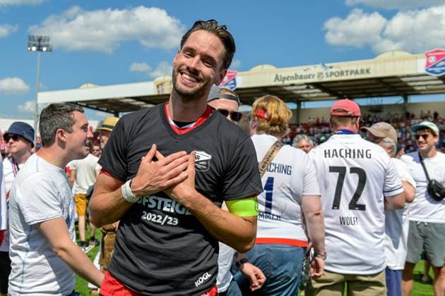 Josef Welzmüller (Welzmueller, Unterhaching, 5) freut sich über den Aufstieg inmitten der Fans, 11.06.2023, Unterhaching (Deutschland), Fussball, Relegation zur Dritten Liga, SpVgg Unterhaching - FC Energie Cottbus *** Josef Welzmüller Welzmueller, Unterhaching, 5 is happy about the promotion in the midst of the fans, 11 06 2023, Unterhaching Germany , Football, Relegation to the Third League, SpVgg Unterhaching FC Energie Cottbus xslx