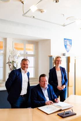 10.06.2023, GER, Handball, 2.BL, Saison 22 23, Maenner, Aufstiegsfeier ThSV Eisenach in die 1.Bundesliga zeigt Impressionen der Aufstiegsfeier vom ThSV Eisenach in die 1. Handballbundesliga, Rene Witte, Shpetim Alaj, Katja Wolf Eisenach Marktplatz Thüringen Deutschland