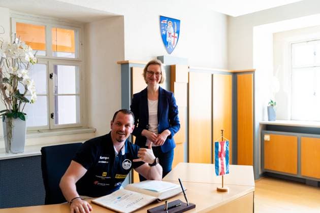 10.06.2023, GER, Handball, 2.BL, Saison 22 23, Maenner, Aufstiegsfeier ThSV Eisenach in die 1.Bundesliga zeigt Impressionen der Aufstiegsfeier vom ThSV Eisenach in die 1. Handballbundesliga, Misha Kaufmann und Katja Wolf Eisenach Marktplatz Thüringen Deutschland