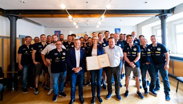 10.06.2023, GER, Handball, 2.BL, Saison 22 23, Maenner, Aufstiegsfeier ThSV Eisenach in die 1.Bundesliga zeigt Impressionen der Aufstiegsfeier vom ThSV Eisenach in die 1. Handballbundesliga, Katja Wolf präsentiert den Eintrag im Goldenen Buch der Stadt Eisenach inkl. Mannschaftsfoto Eisenach Marktplatz Thüringen Deutschland