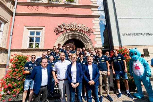 10.06.2023, GER, Handball, 2.BL, Saison 22 23, Maenner, Aufstiegsfeier ThSV Eisenach in die 1.Bundesliga zeigt Impressionen der Aufstiegsfeier vom ThSV Eisenach in die 1. Handballbundesliga, Katja Wolf präsentiert die Mannschaft des ThSV Eisenach Eisenach Marktplatz Thüringen Deutschland