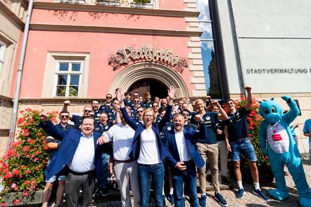 10.06.2023, GER, Handball, 2.BL, Saison 22 23, Maenner, Aufstiegsfeier ThSV Eisenach in die 1.Bundesliga zeigt Impressionen der Aufstiegsfeier vom ThSV Eisenach in die 1. Handballbundesliga, Katja Wolf präsentiert die Mannschaft des ThSV Eisenach Eisenach Marktplatz Thüringen Deutschland