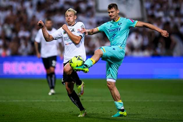 Spezia Calcio v Hellas Verona FC - Serie A Kelvin Amian of Spezia Calcio competes for the ball with Pawel Dawidowicz of Hellas Verona FC during the Serie A relegation play-off football match between Spezia Calcio and Hellas Verona FC. Reggio Emilia Italy Copyright: xNicolòxCampox