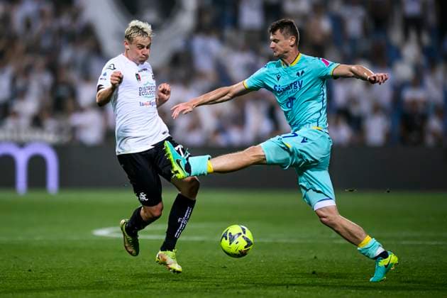 Spezia Calcio v Hellas Verona FC - Serie A Kelvin Amian of Spezia Calcio competes for the ball with Pawel Dawidowicz of Hellas Verona FC during the Serie A relegation play-off football match between Spezia Calcio and Hellas Verona FC. Reggio Emilia Italy Copyright: xNicolòxCampox