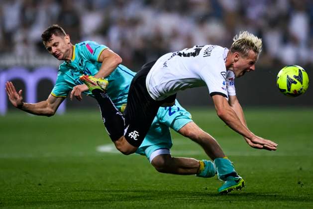 Sport Bilder des Tages Spezia Calcio v Hellas Verona FC - Serie A Kelvin Amian of Spezia Calcio competes for the ball with Pawel Dawidowicz of Hellas Verona FC during the Serie A relegation play-off football match between Spezia Calcio and Hellas Verona FC. Reggio Emilia Italy Copyright: xNicolòxCampox