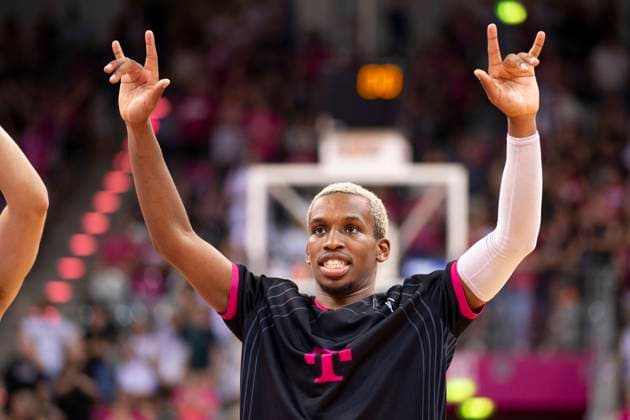 TJ SHORTS II (BON, mi.) jubelt mit erhobenen Armen nach dem Spiel ueber den Sieg, Jubel, Freude, Lachen. Endstand 104:75, Basketball 1.Bundesliga Telekom Baskets Bonn-ratiopharm ulm BON vs ULM Playoffs Finale 2. Spiel, im T E L E K O M D O M E, am 11.06.2023 Â