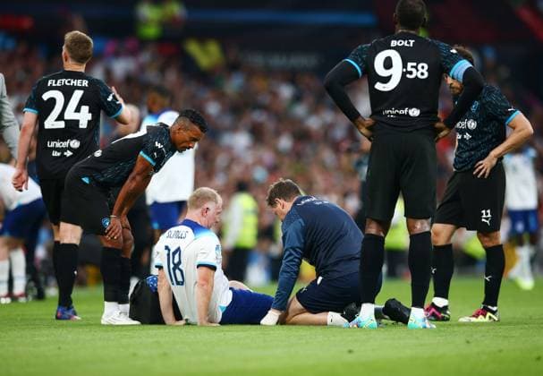 Mandatory Credit: Photo by Matt West Shutterstock (13949253an) Paul Scholes of Soccer Aid England receives treatment for an injury England XI v World XI, Soccer Aid for Unicef 2023, Football, Old Trafford, Manchester, UK - 11 Jun 2023 EDITORIAL USE ONLY No use with unauthorised audio, video, data, fixture lists, club league logos or live services. Online in-match use limited to 120 images, no video emulation. No use in betting, games or single club league player publications. England XI v World XI, Soccer Aid for Unicef 2023, Football, Old Trafford, Manchester, UK - 11 Jun 2023 EDITORIAL USE ONLY No use with unauthorised audio, video, data, fixture lists, club league logos or live services. Online in-match use limited to 120 images, no video emulation. No use in betting, games or single club league player publications.  Copyright: xMattxWest Shutterstockx 13949253an
