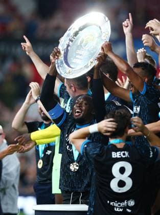 Sport Bilder des Tages Mandatory Credit: Photo by Matt West Shutterstock (13949253aw) Usain Bolt of Soccer Aid World XI lifts the 2023 trophy at the end of the game England XI v World XI, Soccer Aid for Unicef 2023, Football, Old Trafford, Manchester, UK - 11 Jun 2023 EDITORIAL USE ONLY No use with unauthorised audio, video, data, fixture lists, club league logos or live services. Online in-match use limited to 120 images, no video emulation. No use in betting, games or single club league player publications. England XI v World XI, Soccer Aid for Unicef 2023, Football, Old Trafford, Manchester, UK - 11 Jun 2023 EDITORIAL USE ONLY No use with unauthorised audio, video, data, fixture lists, club league logos or live services. Online in-match use limited to 120 images, no video emulation. No use in betting, games or single club league player publications.  Copyright: xMattxWest Shutterstockx 13949253aw