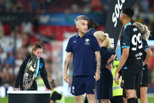 Mandatory Credit: Photo by Matt West Shutterstock (13949253bb) Robbie Williams Soccer Aid 2023 England XI v World XI, Soccer Aid for Unicef 2023, Football, Old Trafford, Manchester, UK - 11 Jun 2023 EDITORIAL USE ONLY No use with unauthorised audio, video, data, fixture lists, club league logos or live services. Online in-match use limited to 120 images, no video emulation. No use in betting, games or single club league player publications. England XI v World XI, Soccer Aid for Unicef 2023, Football, Old Trafford, Manchester, UK - 11 Jun 2023 EDITORIAL USE ONLY No use with unauthorised audio, video, data, fixture lists, club league logos or live services. Online in-match use limited to 120 images, no video emulation. No use in betting, games or single club league player publications.  Copyright: xMattxWest Shutterstockx 13949253bb