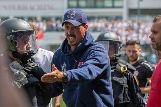 Sport Themen der Woche KW23 Sport Bilder des Tages Unterhaching, Deutschland 11. Juni 2023: Relegation 3. Liga - 2022 2023 - SpVgg Unterhaching vs. FC Energie Cottbus Im Bild: Mitte Trainer Sandro Wagner (SpVgg Unterhaching) diskutiert mit der Polizei Sportpark Unterhaching Bayern *** Unterhaching, Germany 11 June 2023 Relegation 3 Liga 2022 2023 SpVgg Unterhaching vs FC Energie Cottbus In picture center coach Sandro Wagner SpVgg Unterhaching discusses with police Sportpark Unterhaching Bayern Copyright: xFotostandx xWeilandx