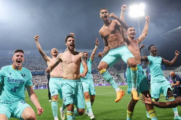 Sport Bilder des Tages Spezia v Hellas Verona - Serie A Players of Hellas Verona FC celebrate the victory during the Serie A Relegation Play-off match between Spezia and Hellas Verona at Mapei Stadium - Citt del Tricolore on June 11, 2023 in Reggio nell Emilia, Italy. Reggio Emilia Italy  Copyright: xEmmanuelexCiancaglinix originalFilename:ciancaglini-speziavh230611_npS4o.jpg