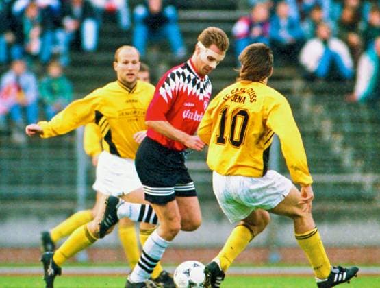 RECORD DATE NOT STATED Aus 2. BL.Saison 1995 96 Hannover 96 - FC Carl-Zeiss Jena 1:1 am 11.11.1995. Im Foto: am Ball Han96 Spieler Jörg-Uwe Klütz gegen Bernd Schneide 10 und Brian Bliss *** From 2 BL season 1995 96 Hannover 96 FC Carl Zeiss Jena 1 1 on 11 11 1995 In the photo on the ball Han96 player Jörg Uwe Klütz against Bernd Schneide 10 and Brian Bliss