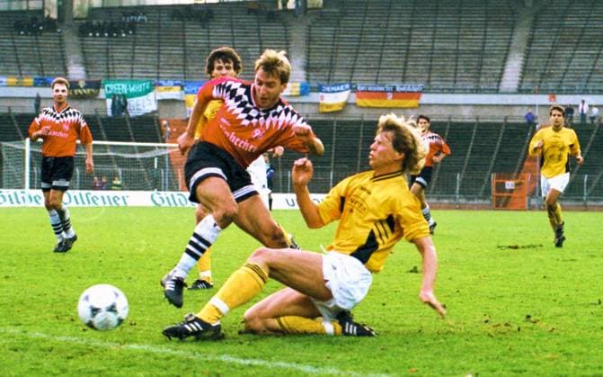 RECORD DATE NOT STATED Aus 2. BL.Saison 1995 96 Hannover 96 - FC Carl-Zeiss Jena 1:1 am 11.11.1995. Im Foto: Han96 Spieler Marko Dehne gegen Jens König *** From 2 BL season 1995 96 Hannover 96 FC Carl Zeiss Jena 1 1 on 11 11 1995 In the photo Han96 player Marko Dehne against Jens König