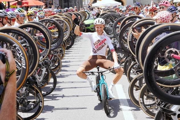 Sport Themen der Woche KW24 Sport Bilder des Tages Foto Manuel Geisser 12.06.2023 Tour de Suisse 2.Etappe Beromuenster-Nottwil Bild : Verabschiedung von Radprofi Michael Schaer Team AG2R Citroen Rennfahrer Kollegen stehen Spalier *** Photo Manuel Geisser 12 06 2023 Tour de Suisse 2 stage Beromuenster Nottwil picture farewell of professional cyclist Michael Schaer Team AG2R Citroen racers colleagues stand guard 