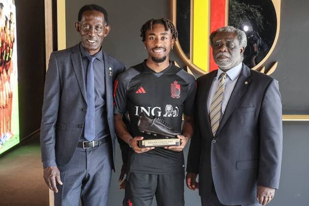Belgium s Mike Tresor (C) receives his Ebony shoe after a press conference, PK, Pressekonferenz of Belgian national soccer team Red Devils, Tuesday 13 June 2023, at the Royal Belgian Football Association RBFA s headquarters in Tubize, in preparation of the matches against Austria and Estonia later this month. BRUNOxFAHY  x68768504x