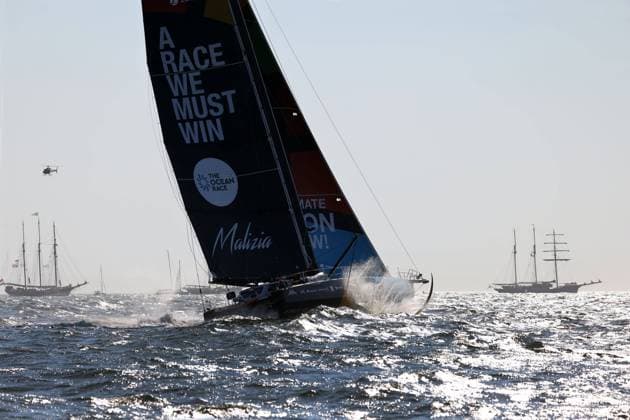 IMOCA von Seaexplorer Team Malizia um Boris Herrmann um gleisenden Gegenlicht während des Hafenrennens, Den Haag, The Ocean Race, Etappe 7, Niederlande, 13.06.2023