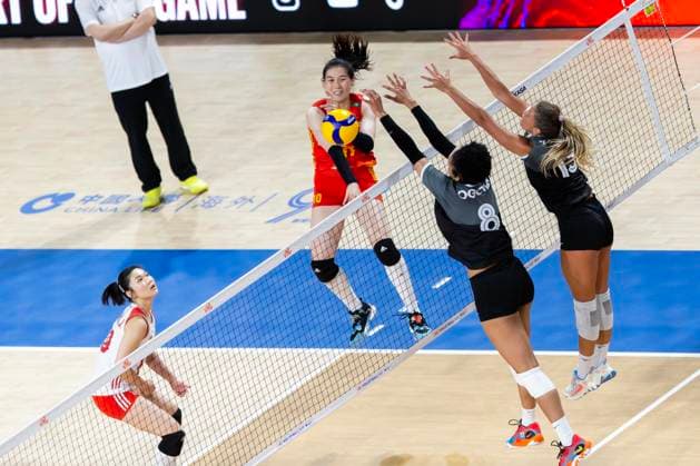 Volleyball, Frauen, FIVB Nations League, China - Kanada June 13, 2023, Hong Kong, Hong Kong: Wang Yunlu of China ( 10) seen in action during the preliminary match of FIVB Volleyball Nations League Hong Kong 2023 between China and Canada at Hong Kong Coliseum. Final score; China 3:0 Canada. Hong Kong Hong Kong - ZUMAs197 20230613_zaa_s197_058 Copyright: xBenxLaux