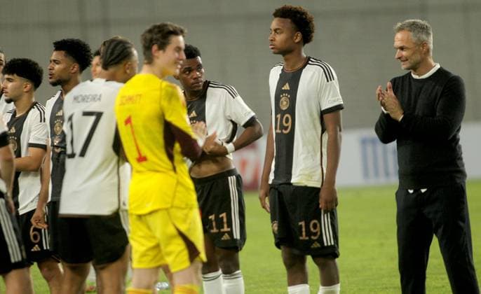 02.06.2023 Budapest(Hungary) Germany-France U-17 Under-17 European men s football championship final medal ceremony Fayssal Harchaoui(L),Almugera Kabar(2L),Charles Herrmann(3L),Assan Ouedraogo(4L) and Christian Wück(R) Germany U-17 coach :