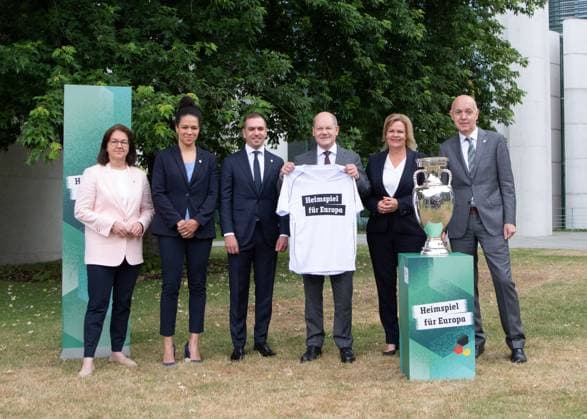 Sport Bilder des Tages Fussball, Saison 2022 2023, Fototermin UEFA EURO, EM, Europameisterschaft,Fussball 2024, v. l. Heike Ullrich (Generalsekretärin des DFB), Celia Sasic (Integrationsbotschafterin und Special Advisor für die EURO 2024), Philipp Lahm (Turnierdirektor EURO 2024), Bundeskanzler Olaf Scholz, Bundesministerin des Innern Nancy Faeser (Bundesinnenministerin), Bernd Neuendorf (Präsident DFB), 14.06. 2023, Copyright: xSebastianxRäppold MatthiasxKochx
