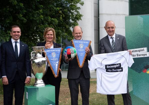Fussball, Saison 2022 2023, Fototermin UEFA EURO, EM, Europameisterschaft,Fussball 2024, v. l. Philipp Lahm (Turnierdirektor EURO 2024), Bundesministerin des Innern Nancy Faeser (Bundesinnenministerin), Bundeskanzler Olaf Scholz, Bernd Neuendorf (Präsident DFB), 14.06. 2023, Copyright: xSebastianxRäppold MatthiasxKochx