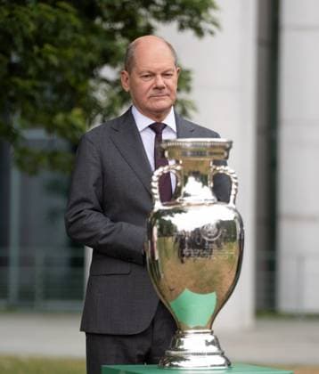 Fussball, Saison 2022 2023, Fototermin UEFA EURO, EM, Europameisterschaft,Fussball 2024, Bundeskanzler Olaf Scholz mit EM-Pokal, 14.06. 2023, Copyright: xSebastianxRäppold MatthiasxKochx