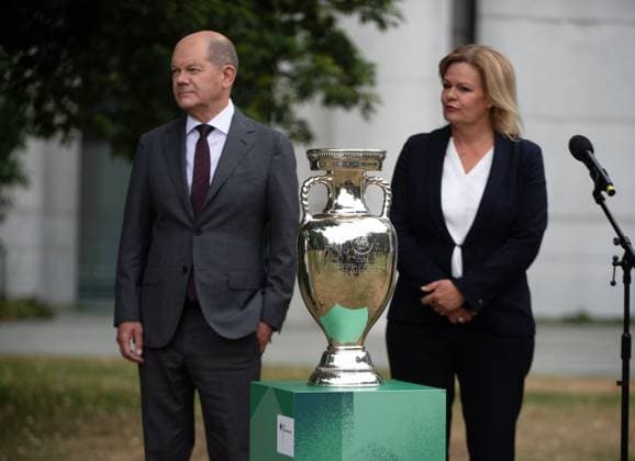 Fussball, Saison 2022 2023, Fototermin UEFA EURO, EM, Europameisterschaft,Fussball 2024, v. l. Bundeskanzler Olaf Scholz, Bundesministerin des Innern Nancy Faeser (Bundesinnenministerin), 14.06. 2023, Copyright: xSebastianxRäppold MatthiasxKochx