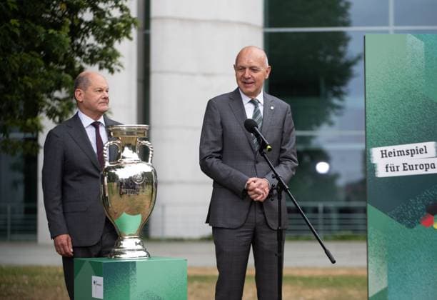 Fussball, Saison 2022 2023, Fototermin UEFA EURO, EM, Europameisterschaft,Fussball 2024, v. l. Bundeskanzler Olaf Scholz, Bernd Neuendorf (Präsident DFB) und Pokal, 14.06. 2023, Copyright: xSebastianxRäppold MatthiasxKochx