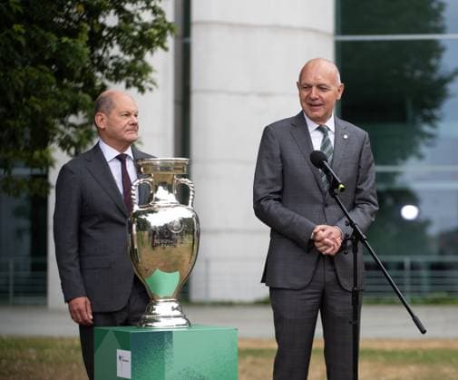 Fussball, Saison 2022 2023, Fototermin UEFA EURO, EM, Europameisterschaft,Fussball 2024, v. l. Bundeskanzler Olaf Scholz, Bernd Neuendorf (Präsident DFB) und Pokal, 14.06. 2023, Copyright: xSebastianxRäppold MatthiasxKochx
