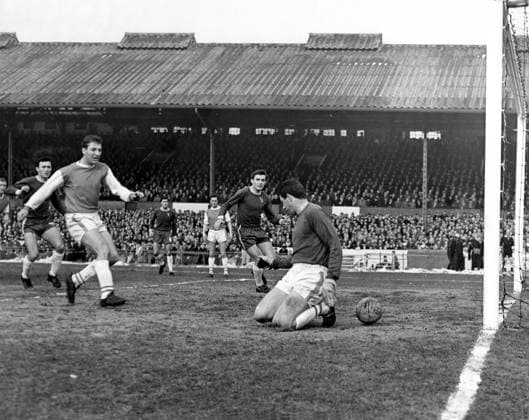 Chelsea v Peterborough United John Hol Chelsea v Peterborough United John Hollins (Chelsea right-half) scores the second goal, as the ball goes through Duffs legs (Peterborough goalkeeper). 6th March 1965, Credit:TALKING Photoshot Avalon Great Britain, Checked  Copyright: xTALKINGxSPORT Photoshotx xAvalonx PHT_OBIT_Footballer_John_Hollins_503936900