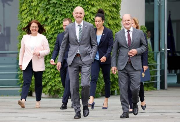 Heike Ullrich, Generalsekretärin des Deutschen Fußball-Bundes (DFB), Bernd Neuendorf, Präsident, Deutscher Fußball-Bund, Olaf Scholz, Bundeskanzler, Deutschland, Berlin, Bundeskanzleramt, Bildtermin von Bundeskanzler Scholz und Bundesministerin Faeser mit Vertretern des DFB anlässlich der Fußball-EM 2024 in Deutschland