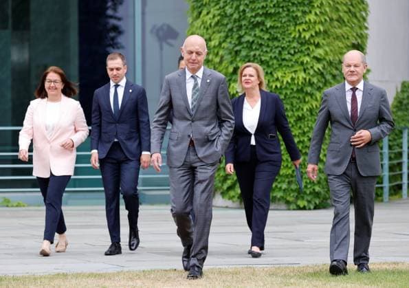 Heike Ullrich, Generalsekretärin des Deutschen Fußball-Bundes (DFB), Turnierdirektor EURO 2024 Philipp Lahm, Bernd Neuendorf, Präsident, Deutscher Fußball-Bund, Nancy Faeser, Bundesministerin des Innern und für Heimat, Olaf Scholz, Bundeskanzler, Deutschland, Berlin, Bundeskanzleramt, Bildtermin von Bundeskanzler Scholz und Bundesministerin Faeser mit Vertretern des DFB anlässlich der Fußball-EM 2024 in Deutschland
