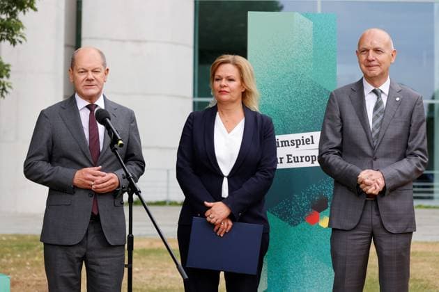 Olaf Scholz, Bundeskanzler, Nancy Faeser, Bundesministerin des Innern und für Heimat, Bernd Neuendorf, Präsident, Deutscher Fußball-Bund, Deutschland, Berlin, Bundeskanzleramt, Bildtermin von Bundeskanzler Scholz und Bundesministerin Faeser mit Vertretern des DFB anlässlich der Fußball-EM 2024 in Deutschland