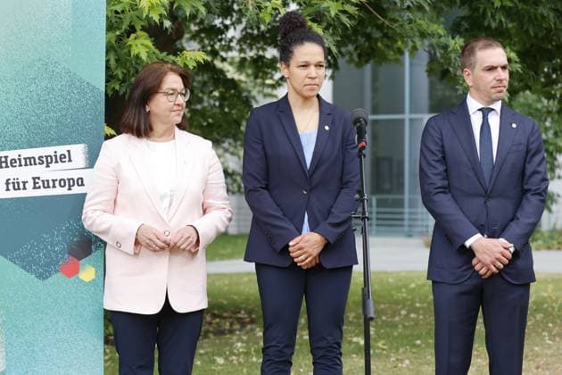 Heike Ullrich, Generalsekretärin des Deutschen Fußball-Bundes (DFB), Celia Sasic. Vizepräsidentin für Gleichstellung und Diversität. im DFB- Präsidium, Turnierdirektor EURO 2024 Philipp Lahm, Deutschland, Berlin, Bundeskanzleramt, Bildtermin von Bundeskanzler Scholz und Bundesministerin Faeser mit Vertretern des DFB anlässlich der Fußball-EM 2024 in Deutschland