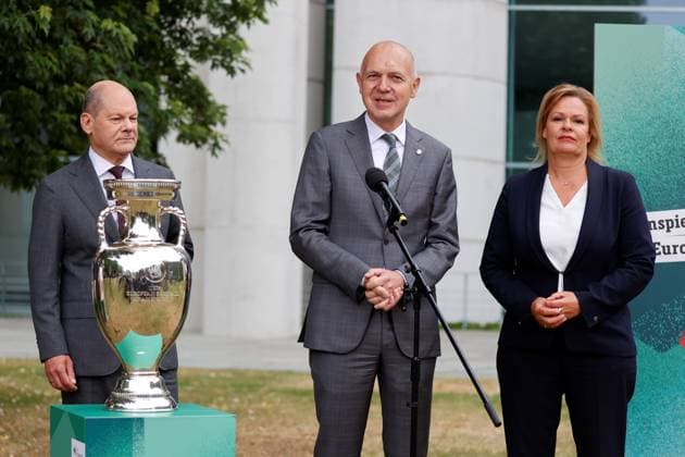 Olaf Scholz, Bundeskanzler, Bernd Neuendorf, Präsident Deutscher Fußball-Bund, Nancy Faeser, Bundesministerin des Innern und für Heimat, Deutschland, Berlin, Bundeskanzleramt, Bildtermin von Bundeskanzler Scholz und Bundesministerin Faeser mit Vertretern des DFB anlässlich der Fußball-EM 2024 in Deutschland