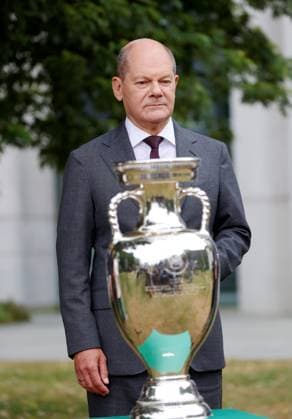 Olaf Scholz, Bundeskanzler, Deutschland, Berlin, Bundeskanzleramt, Bildtermin von Bundeskanzler Scholz und Bundesministerin Faeser mit Vertretern des DFB anlässlich der Fußball-EM 2024 in Deutschland