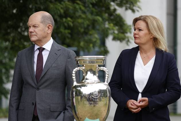Olaf Scholz, Bundeskanzler, Nancy Faeser, Bundesministerin des Innern und für Heimat, Deutschland, Berlin, Bundeskanzleramt, Bildtermin von Bundeskanzler Scholz und Bundesministerin Faeser mit Vertretern des DFB anlässlich der Fußball-EM 2024 in Deutschland