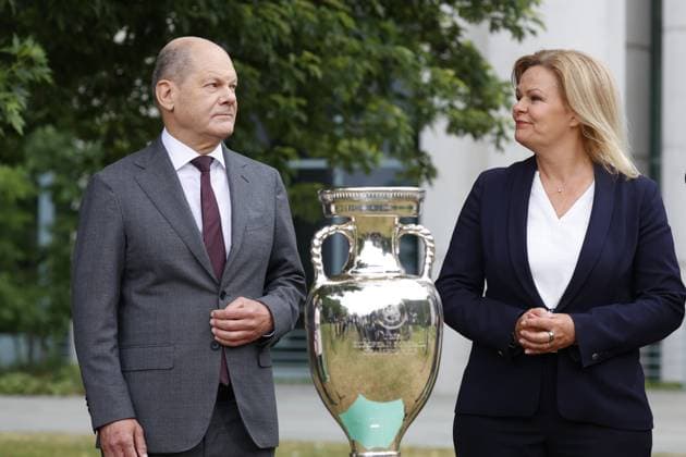 Olaf Scholz, Bundeskanzler, Nancy Faeser, Bundesministerin des Innern und für Heimat, Deutschland, Berlin, Bundeskanzleramt, Bildtermin von Bundeskanzler Scholz und Bundesministerin Faeser mit Vertretern des DFB anlässlich der Fußball-EM 2024 in Deutschland