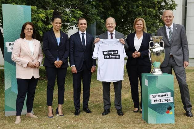 Heike Ullrich, Generalsekretärin des Deutschen Fußball-Bundes (DFB), Celia Sasic. Vizepräsidentin für Gleichstellung und Diversität. im DFB- Präsidium, Turnierdirektor EURO 2024 Philipp Lahm, Olaf Scholz, Bundeskanzler, Nancy Faeser, Bundesministerin des Innern und für Heimat, Bernd Neuendorf, Präsident, Deutscher Fußball-Bund, Deutschland, Berlin, Bundeskanzleramt, Bildtermin von Bundeskanzler Scholz und Bundesministerin Faeser mit Vertretern des DFB anlässlich der Fußball-EM 2024 in Deutschland