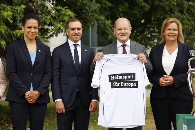 Celia Sasic. Vizepräsidentin für Gleichstellung und Diversität. im DFB- Präsidium, Turnierdirektor EURO 2024 Philipp Lahm, Olaf Scholz, Bundeskanzler, Nancy Faeser, Bundesministerin des Innern und für Heimat, Deutschland, Berlin, Bundeskanzleramt, Bildtermin von Bundeskanzler Scholz und Bundesministerin Faeser mit Vertretern des DFB anlässlich der Fußball-EM 2024 in Deutschland