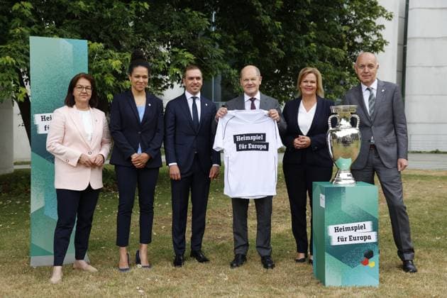 Heike Ullrich, Generalsekretärin des Deutschen Fußball-Bundes (DFB), Celia Sasic. Vizepräsidentin für Gleichstellung und Diversität. im DFB- Präsidium, Turnierdirektor EURO 2024 Philipp Lahm, Olaf Scholz, Bundeskanzler, Nancy Faeser, Bundesministerin des Innern und für Heimat, Bernd Neuendorf, Präsident, Deutscher Fußball-Bund, Deutschland, Berlin, Bundeskanzleramt, Bildtermin von Bundeskanzler Scholz und Bundesministerin Faeser mit Vertretern des DFB anlässlich der Fußball-EM 2024 in Deutschland