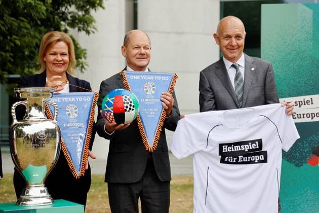 Sport Bilder des Tages Nancy Faeser, Bundesministerin des Innern und für Heimat, Olaf Scholz, Bundeskanzler, Bernd Neuendorf, Präsident Deutscher Fußball-Bund, Deutschland, Berlin, Bundeskanzleramt, Bildtermin von Bundeskanzler Scholz und Bundesministerin Faeser mit Vertretern des DFB anlässlich der Fußball-EM 2024 in Deutschland *** Nancy Faeser, Federal Minister of the Interior and Home Affairs, Olaf Scholz, Federal Chancellor, Bernd Neuendorf, President of the German Football Association, Germany, Berlin, Federal Chancellery, photo opportunity of Chancellor Scholz and Federal Minister Faeser with representatives of the DFB on the occasion of the 2024 European Football Championship in Germany.