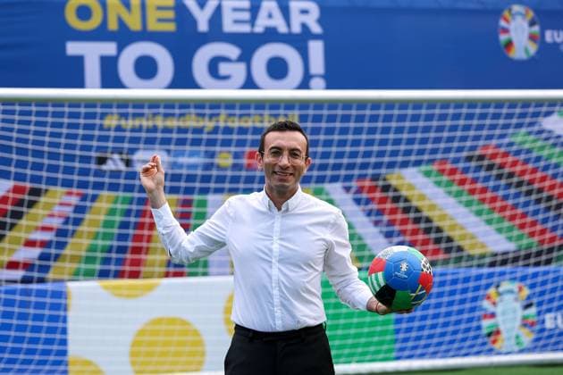 Sport Bilder des Tages Frankfurt am Main, am 14. Juni 2923 Pressetermin UEFA EURO, EM, Europameisterschaft,Fussball 2024 One Year To Go Hauptwache an der Katharinenkirche in Frankfurt am Main v.l., OberbuÌˆrgermeister der Stadt Frankfurt Mike Josef freut sich auf das Event, One Year To Go LOgo Copyright: JoaquimxFerreira