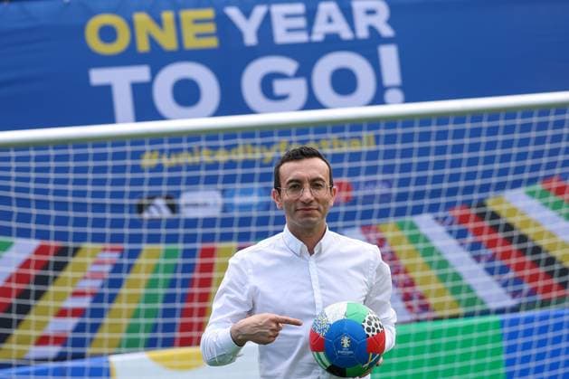 Frankfurt am Main, am 14. Juni 2923 Pressetermin UEFA EURO, EM, Europameisterschaft,Fussball 2024 One Year To Go Hauptwache an der Katharinenkirche in Frankfurt am Main v.l., OberbuÌˆrgermeister der Stadt Frankfurt Mike Josef freut sich auf das Event, One Year To Go LOgo Copyright: JoaquimxFerreira