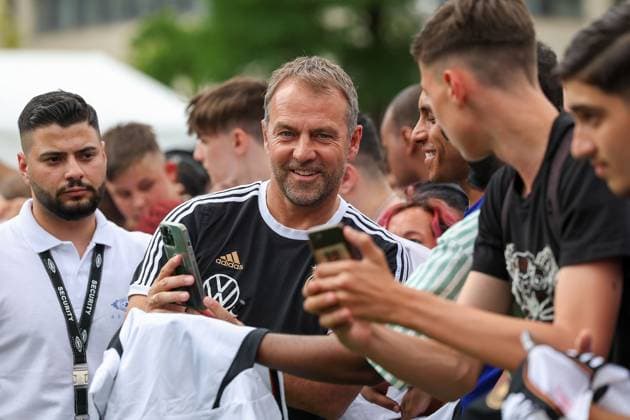 Sport Bilder des Tages Frankfurt am Main, am 14. Juni 2923 Pressetermin UEFA EURO, EM, Europameisterschaft,Fussball 2024 One Year To Go Hauptwache an der Katharinenkirche in Frankfurt am Main v.l., Leroy SanÃ gibt Autogramme Copyright: JoaquimxFerreira