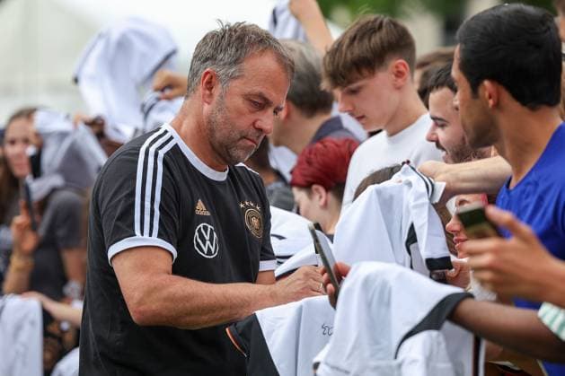 Frankfurt am Main, am 14. Juni 2923 Pressetermin UEFA EURO, EM, Europameisterschaft,Fussball 2024 One Year To Go Hauptwache an der Katharinenkirche in Frankfurt am Main v.l., Leroy SanÃ gibt Autogramme Copyright: JoaquimxFerreira