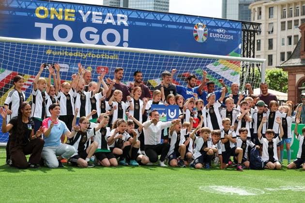 Frankfurt am Main, am 14. Juni 2923 Pressetermin UEFA EURO, EM, Europameisterschaft,Fussball 2024 One Year To Go Hauptwache an der Katharinenkirche in Frankfurt am Main v.l., Kinder lassen sich mit den Stars fotografieren, freuen sich, jubeln Copyright: JoaquimxFerreira