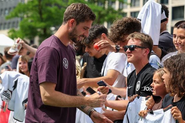 Frankfurt am Main, am 14. Juni 2923 Pressetermin UEFA EURO, EM, Europameisterschaft,Fussball 2024 One Year To Go Hauptwache an der Katharinenkirche in Frankfurt am Main v.l., Torhüter Kevin Trapp gibt Autogramme Copyright: JoaquimxFerreira