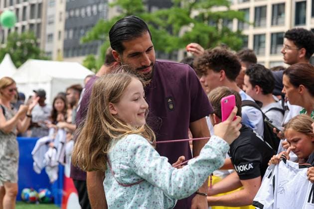 Frankfurt am Main, am 14. Juni 2923 Pressetermin UEFA EURO, EM, Europameisterschaft,Fussball 2024 One Year To Go Hauptwache an der Katharinenkirche in Frankfurt am Main v.l., Emre Can gibt Autogramme, macht Selfie s mit den Fans Copyright: JoaquimxFerreira