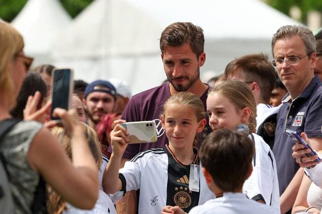 Frankfurt am Main, am 14. Juni 2923 Pressetermin UEFA EURO, EM, Europameisterschaft,Fussball 2024 One Year To Go Hauptwache an der Katharinenkirche in Frankfurt am Main v.l., Torhüter Kevin Trapp gibt Autogramme, macht Selfies mit den Fans Copyright: JoaquimxFerreira